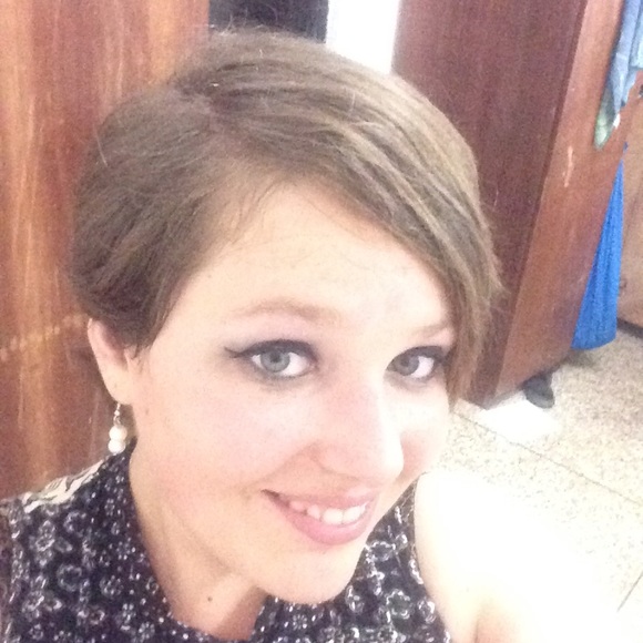 Meet your Posher, Rebecca - Picture 3 of 3